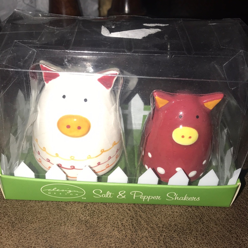 NWT piggies 🐷 salt and pepper shakers
